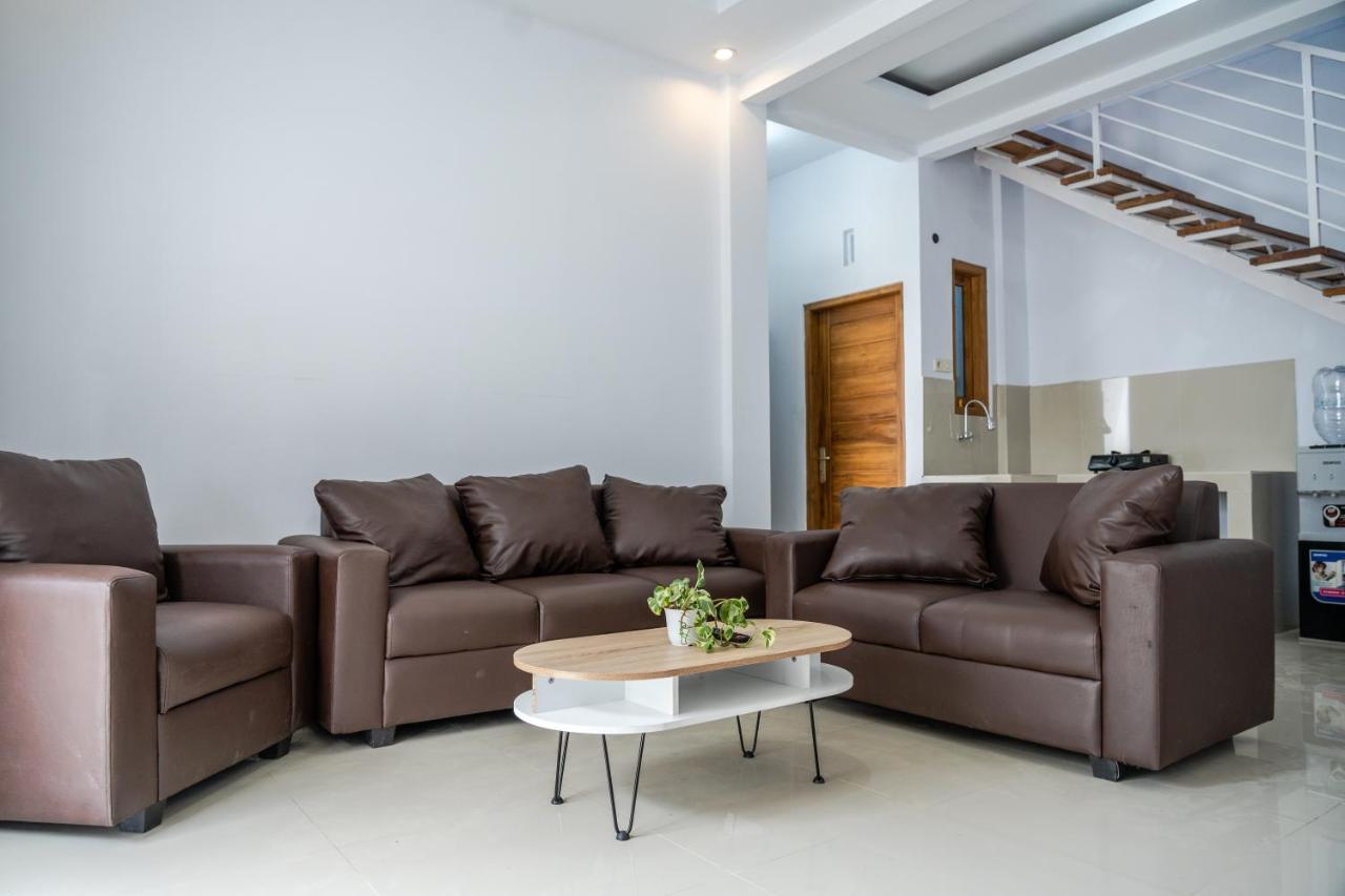 Azalia Homestay Yogyakarta Bagian luar foto