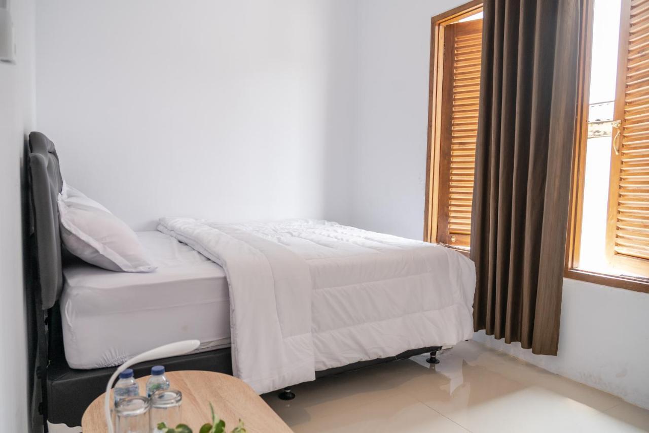 Azalia Homestay Yogyakarta Bagian luar foto