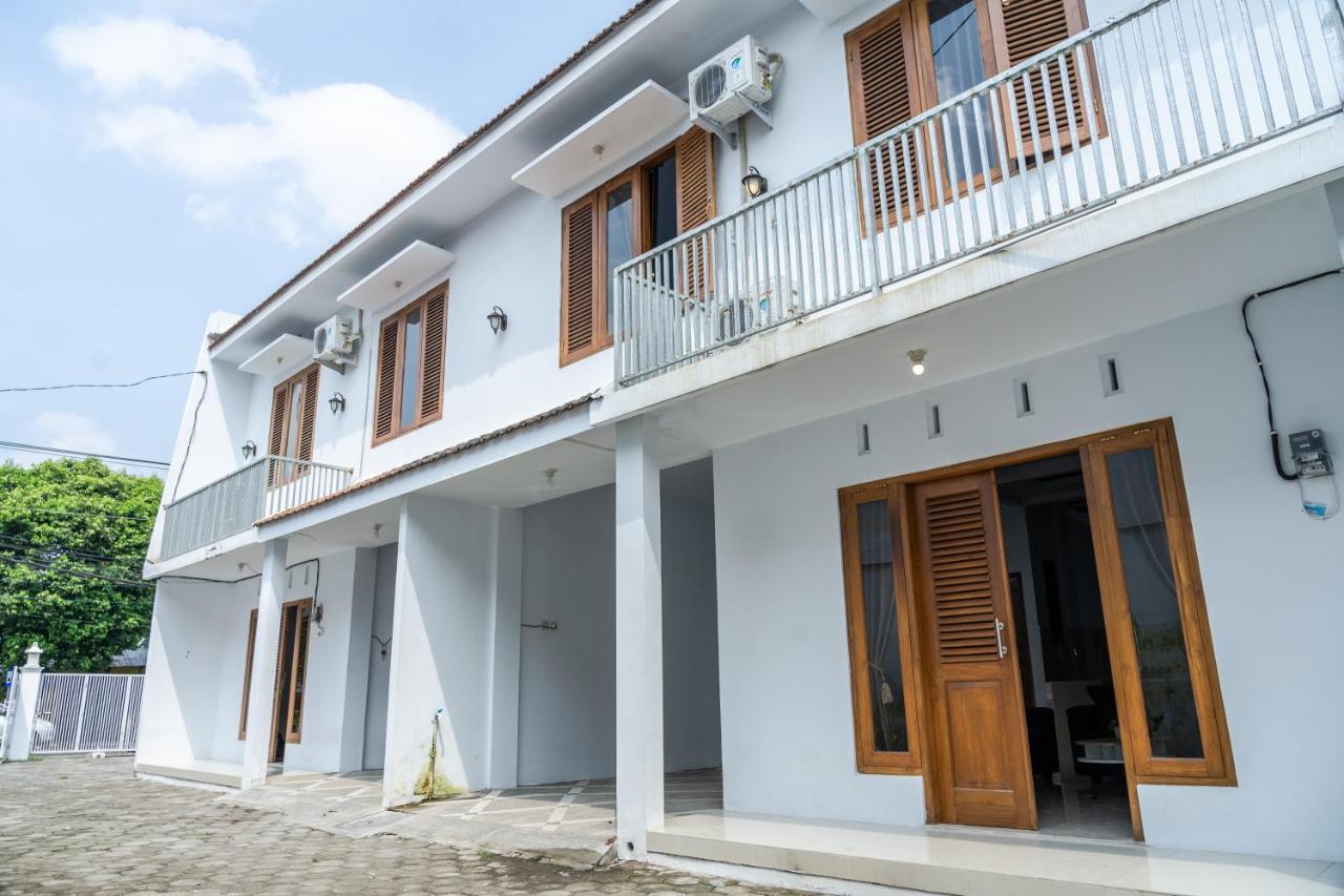 Azalia Homestay Yogyakarta Bagian luar foto