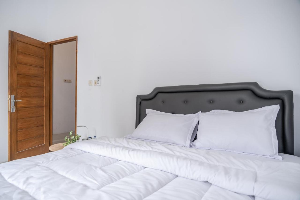 Azalia Homestay Yogyakarta Bagian luar foto
