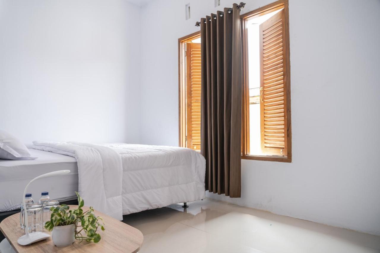 Azalia Homestay Yogyakarta Bagian luar foto