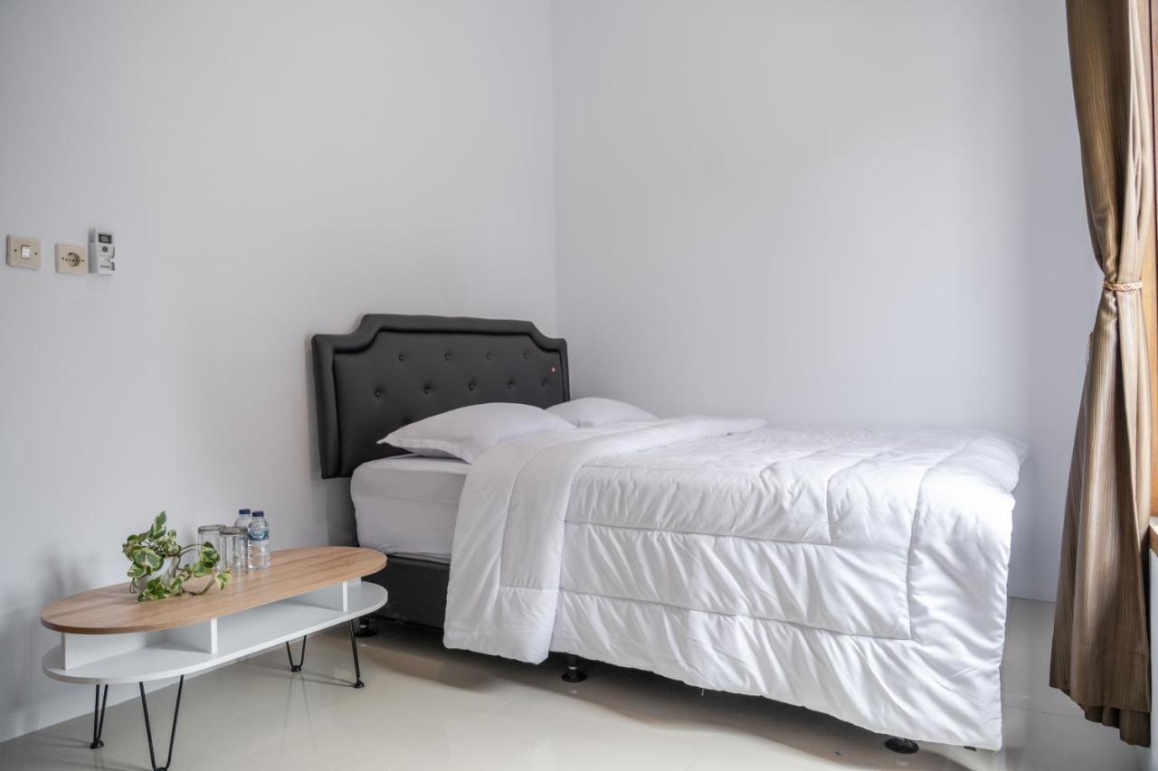Azalia Homestay Yogyakarta Bagian luar foto
